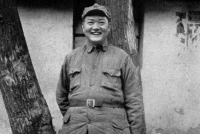 抗战中。罗炳辉率队攻打来安县城。侦察员先爬过城墙，翻到敌人院内，刚落地，就听到叫