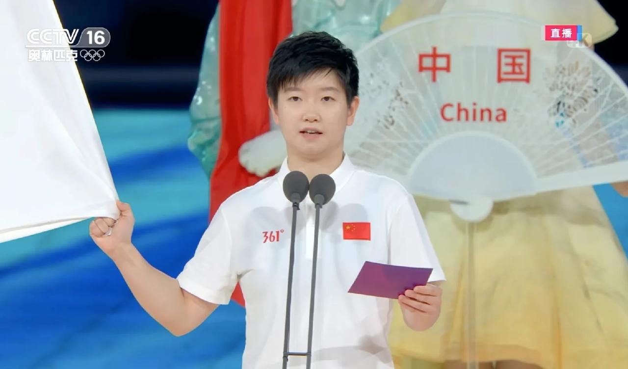 孙颖莎飙英文！#你会看亚运会开幕式吗# 
孙颖莎作为运动员代表宣誓！
这身打扮好