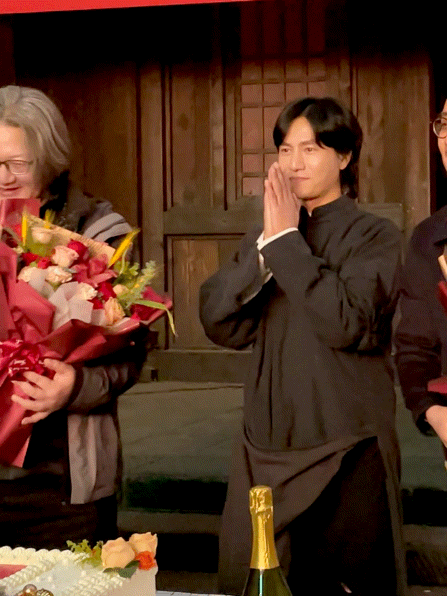 #陈坤这次穿长衫打# 是谁还没看陈坤穿着朴素长衫的样子呢？看到这个造型，又想起了
