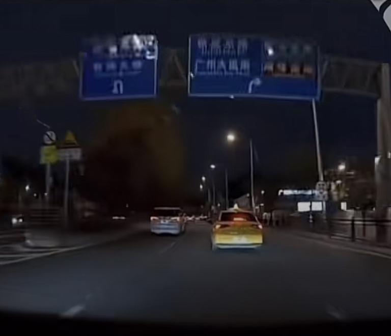 “变道全责”，不知让多少司机吃了亏还不敢报警
近日，广州海珠区科韵南路，一辆的士