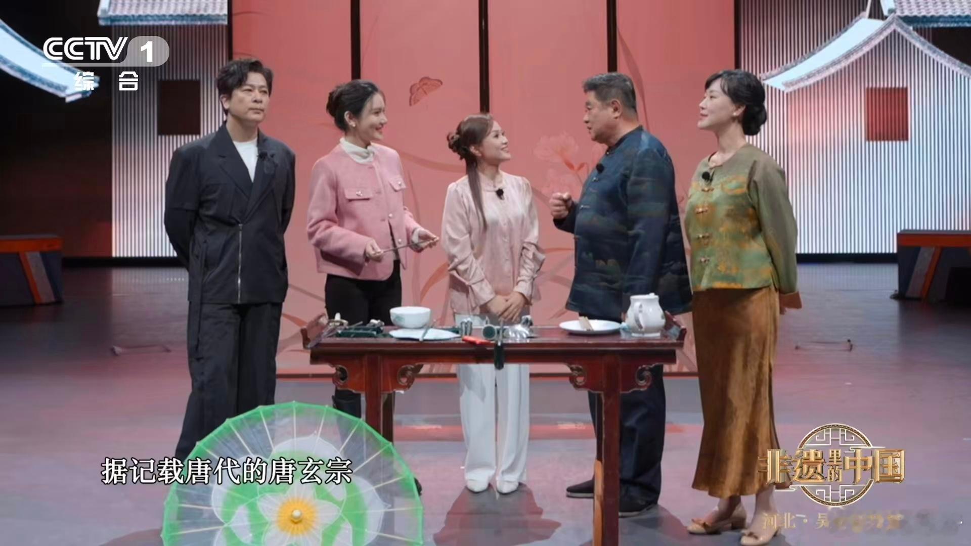 中国杂技看呆了姑娘用生活用品演杂技 看王娜娜施展千年“口叼技”，两根扦子在齿间，