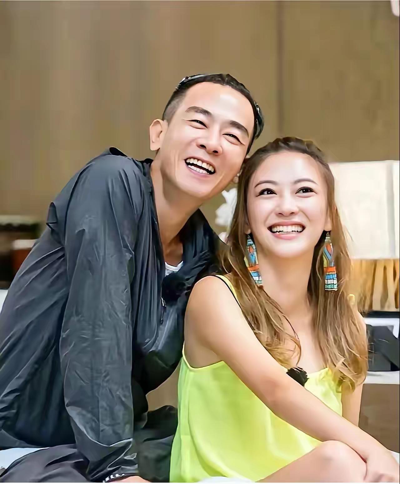 应采儿吐槽陈小春：我受不了蠢人，唯独包容他
 
应采儿在节目里半吐槽半宠溺说过一