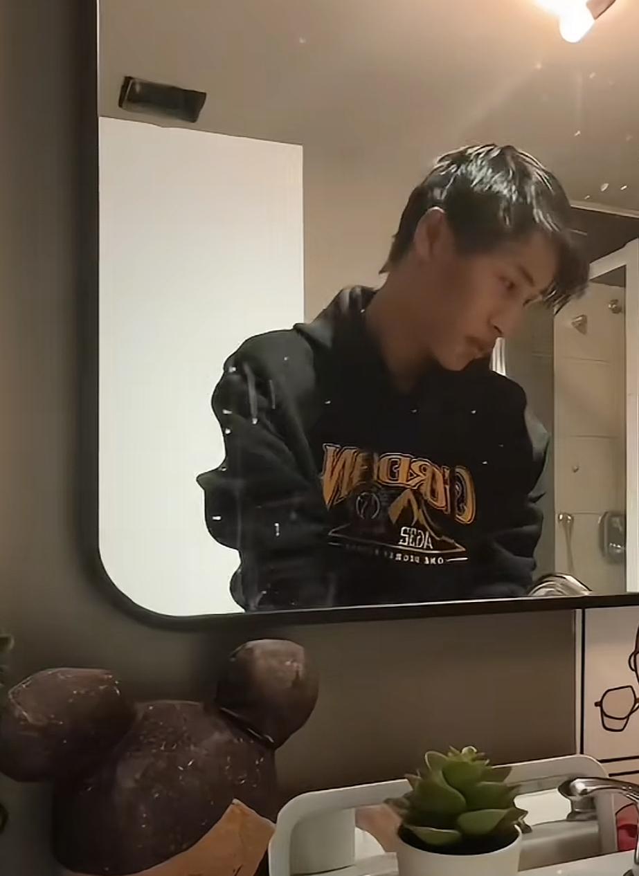 张云鹏说现在已经有人给他介绍工作，他都不想去工作，只想尽快回到中国。而且他最近有