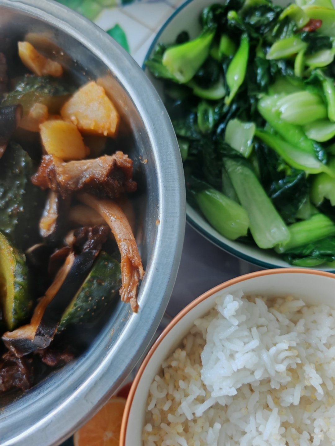 午餐  又牛腩。。我爸这几天父爱大爆发，非要给我买菜[允悲]我都吃好几天一样的菜