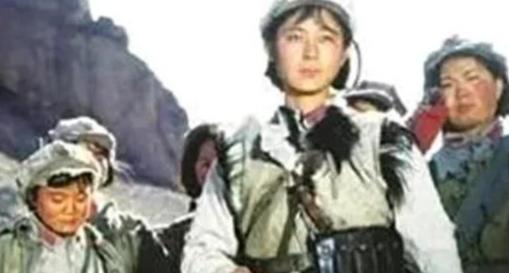 1937年马家军押解一队西路军女俘虏去青海，途中休息时，一匪兵朝周围看了看，压低