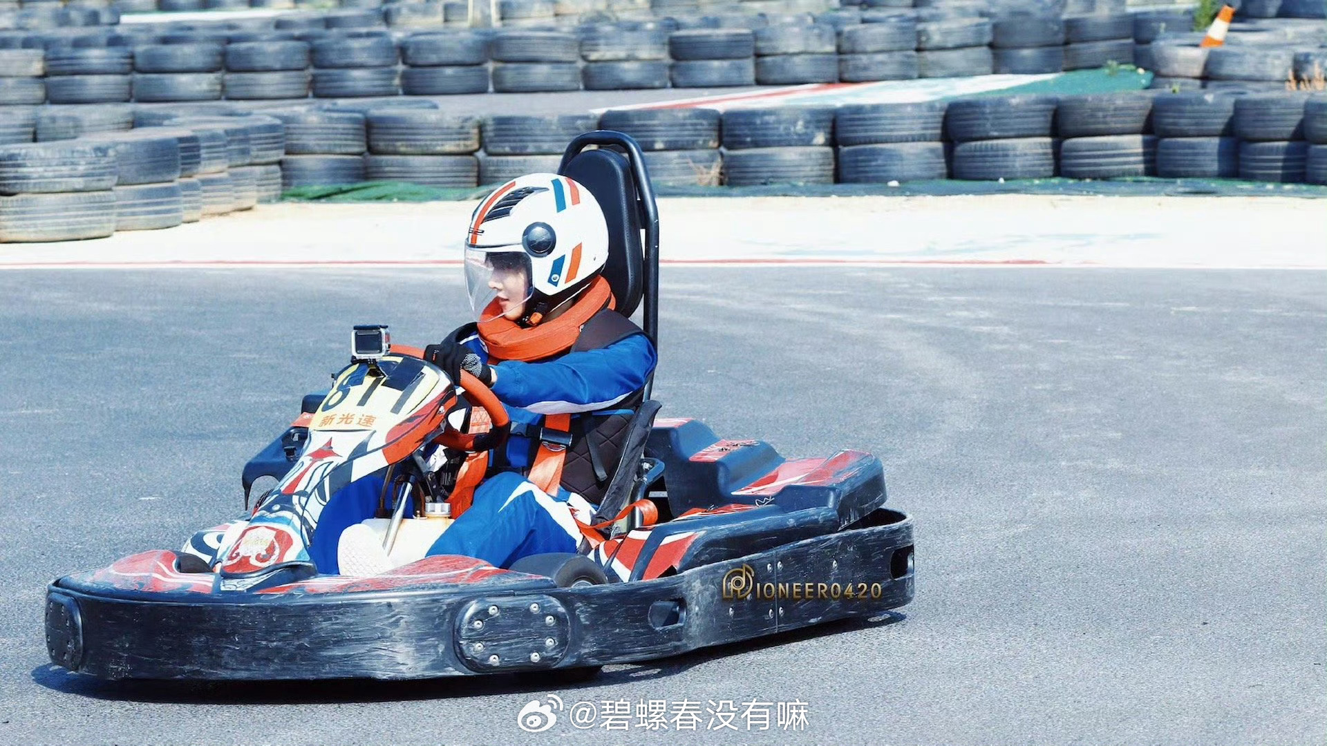 出席上海F1的明星有刘雨昕呀之前都是综艺里的造型，这次是不是真的能看到赛车服了？