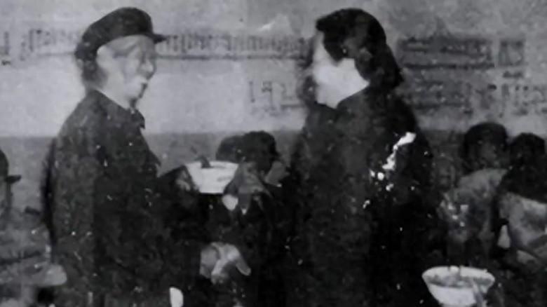 1985年，一位老兵见到一起睡了两年通铺的老战友时，惊讶地问：你居然是女生吗？