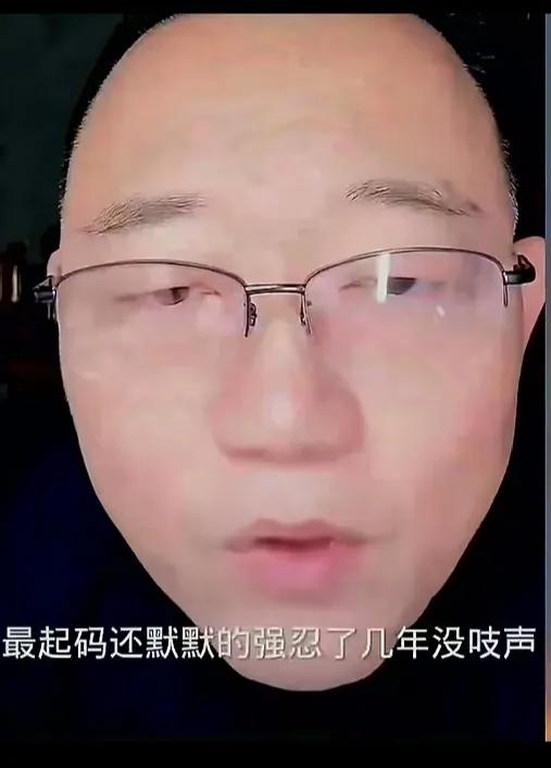 郑好批判闫云达，感觉更像是在批判郭德纲。他说凡是敢打爹骂娘的孩子都是爹妈惯的，这