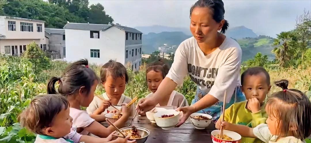 泪目！云南昭通95后女子小叔子妻子因病去世，她辞去城里工作，回农村把小叔子家3个