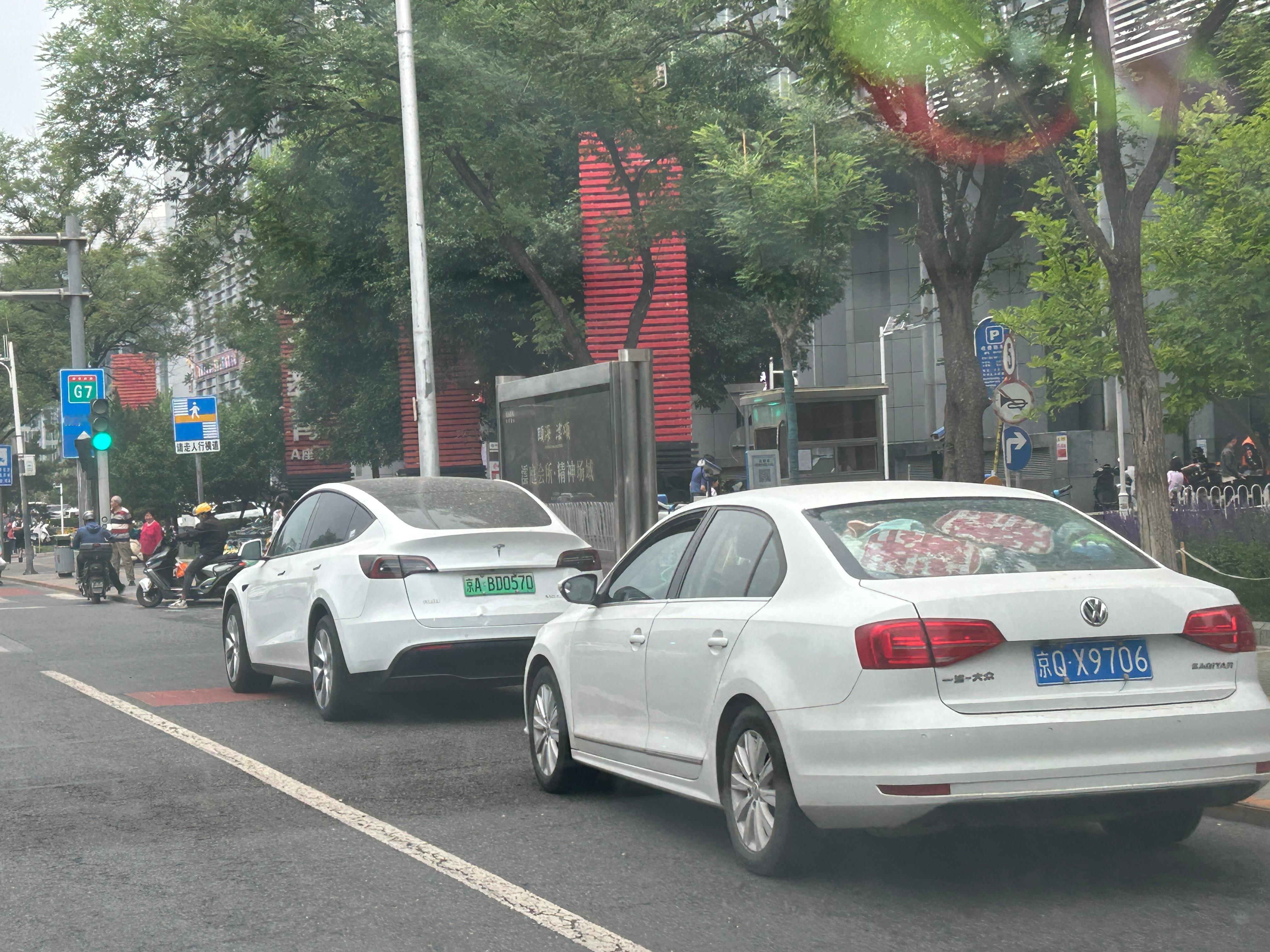北京市海淀区上地科实大厦西侧长期存在违章停车问题，一直没有得到有效解决 北京·科