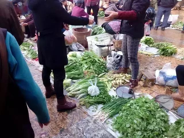 现在好多人宁愿去超市买高价菜，也不选路边卖的菜，原因还挺多。
超市的菜食品安全和