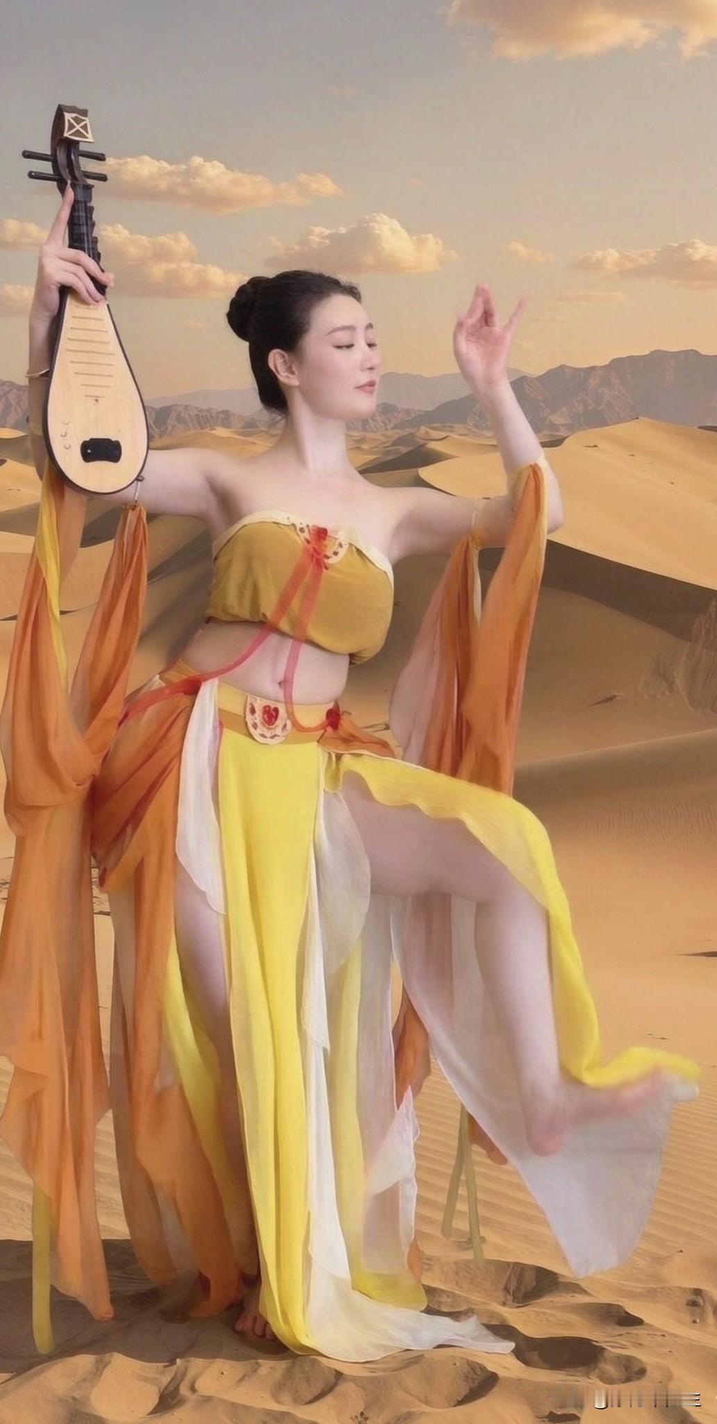 风沙漫过千年丝路，琵琶轻揽一袖风月，将壁画里的飞天，从画卷之中舞向大漠人间。
