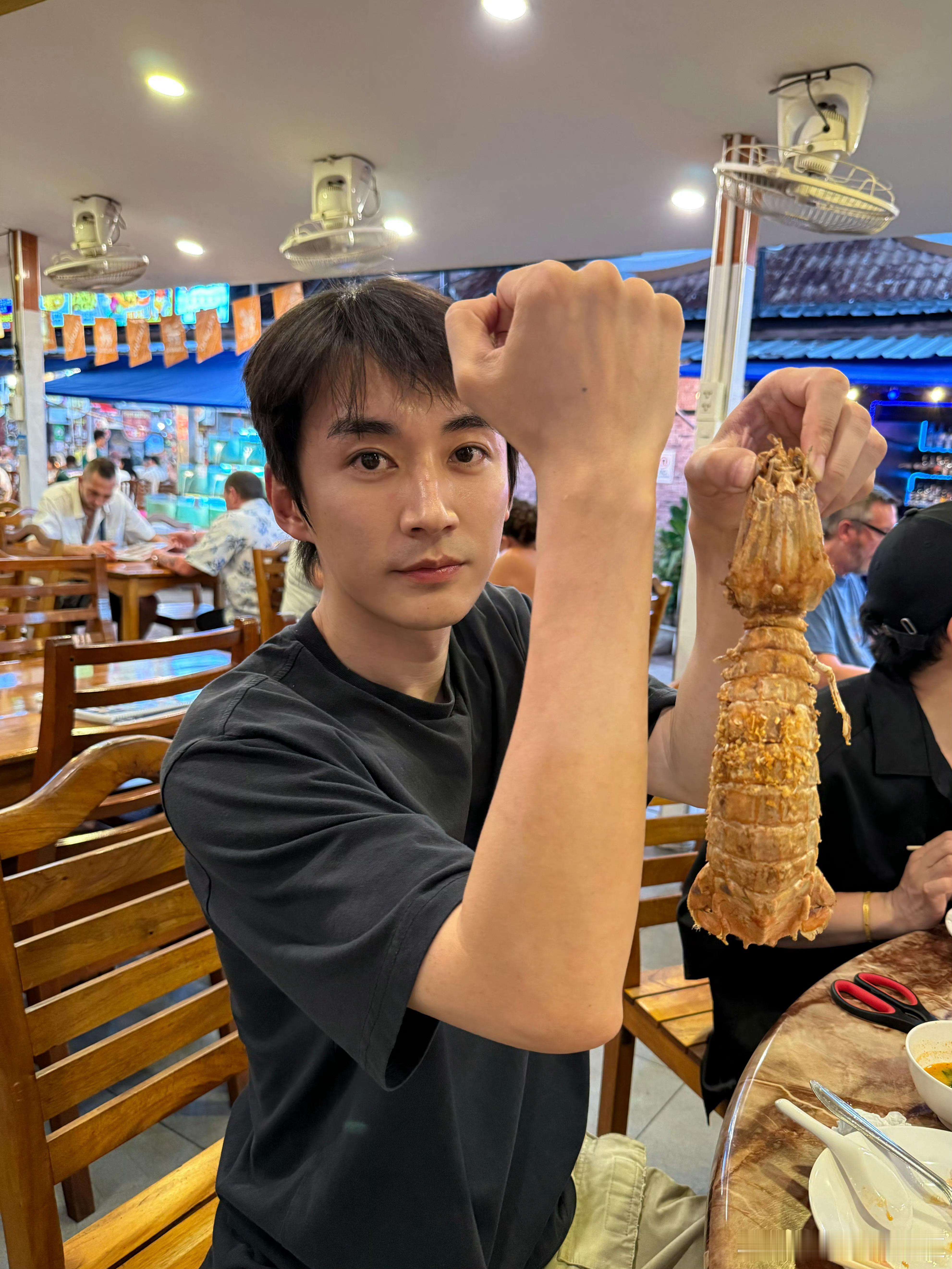 捡到一个无比青涩的刘学义，帅得很直接。 