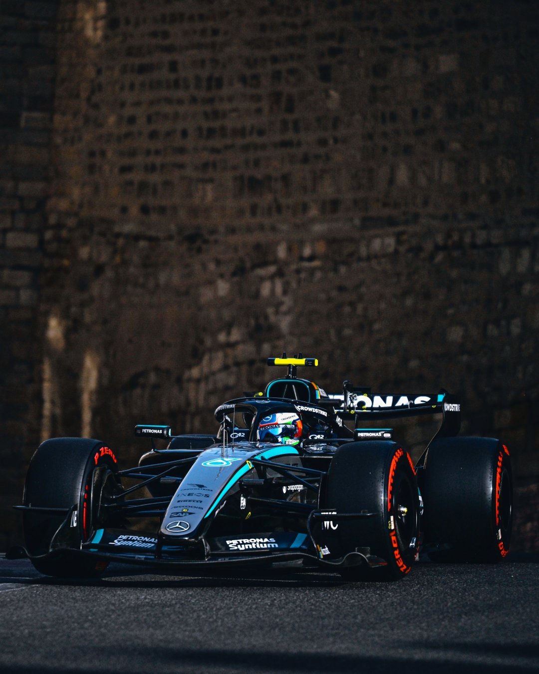 F1[超话]2026f1阿塞拜疆大奖赛 安东内利在Q1当中发生撞车，赛车前悬挂部
