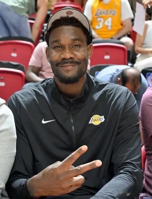 08月01日湖人自媒体Lakers Lead更新社交媒体，晒出一则有趣的讨论。