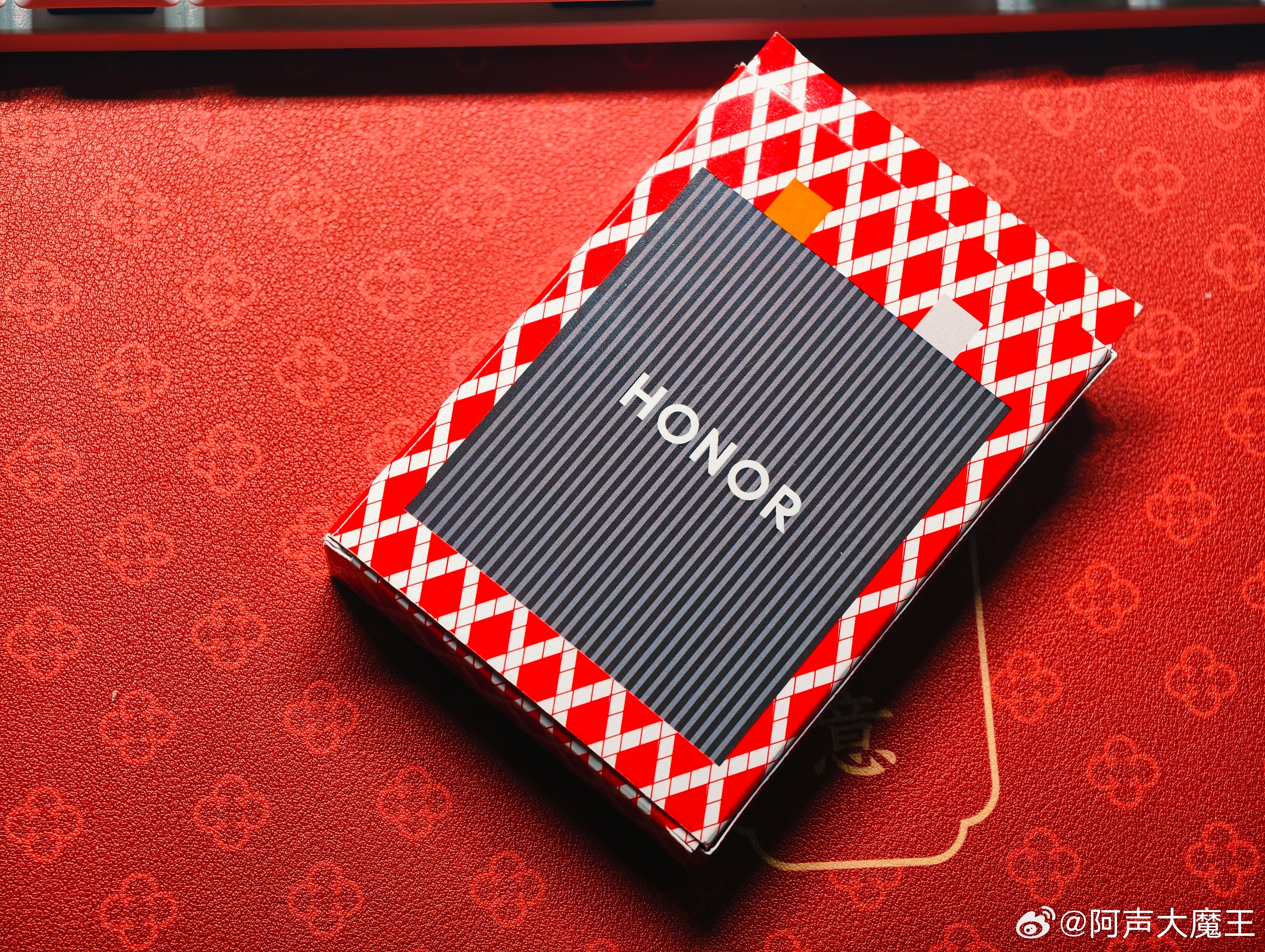 说实话 我一直很纳闷 耀子为啥能把折叠的电池都干到7000去 看了这副扑克牌 我