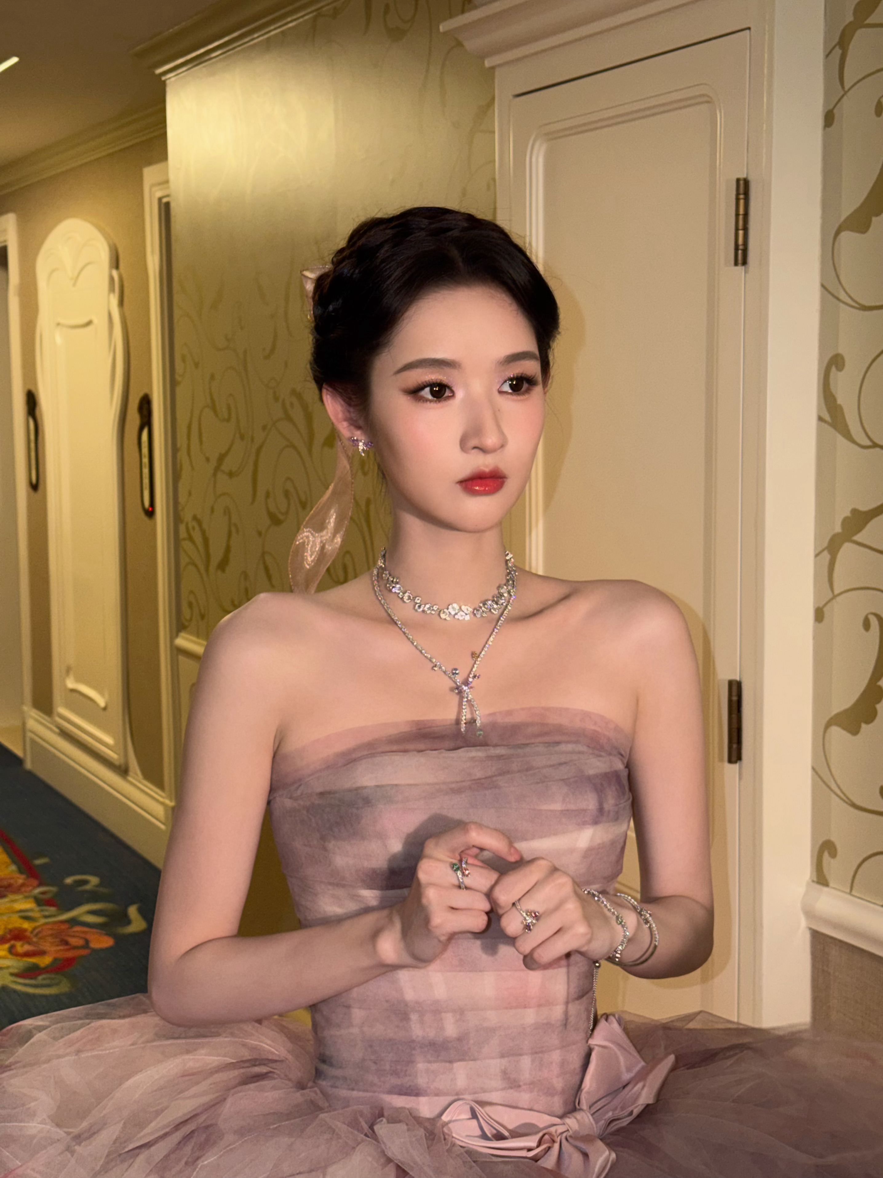 王玉雯最新紫裙造型看得出她是公主💜 