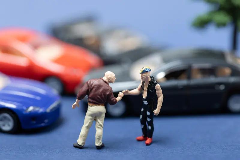 10月14日，两男子专挑湖北、湖南个体诊所敲诈，给自己注射汽油制造炎症，威胁医生