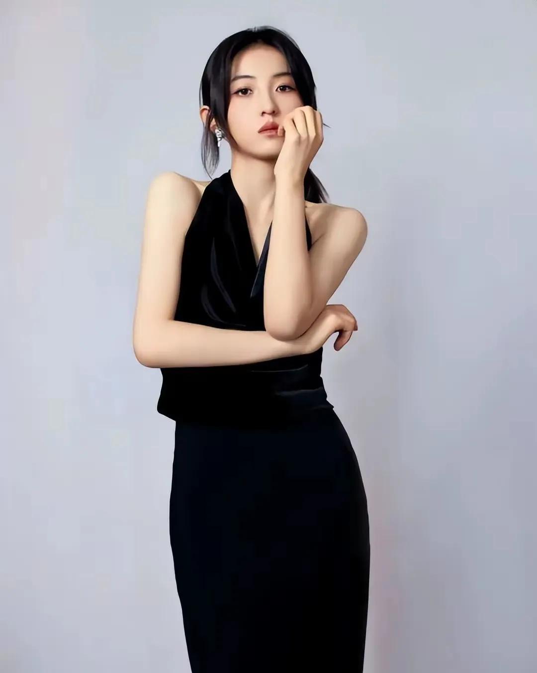 才20多岁的张子枫就遇到了事业瓶颈。她的幼态长相让她开始吃亏了，角色的选择开始变