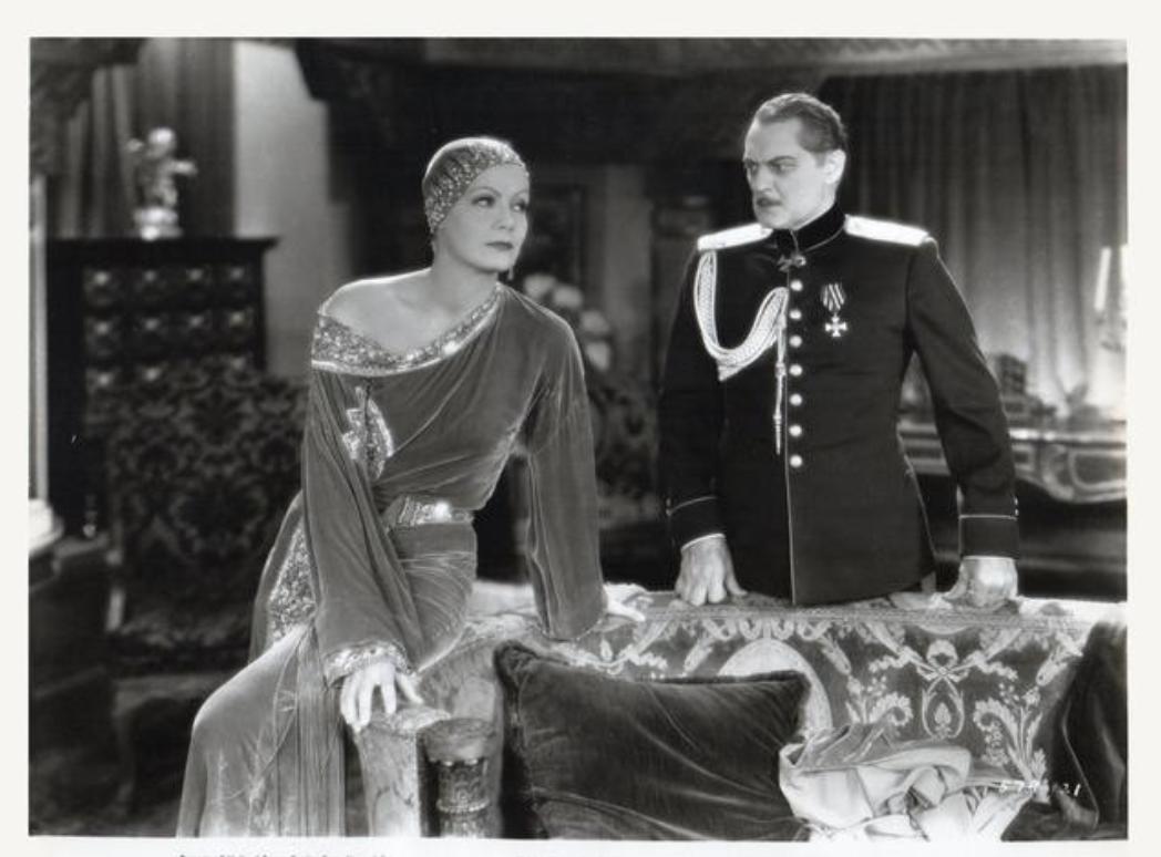 1914年，英国一名军官，与一位美艳的脱衣舞娘快活了一晚。3天后，他与上万名士兵