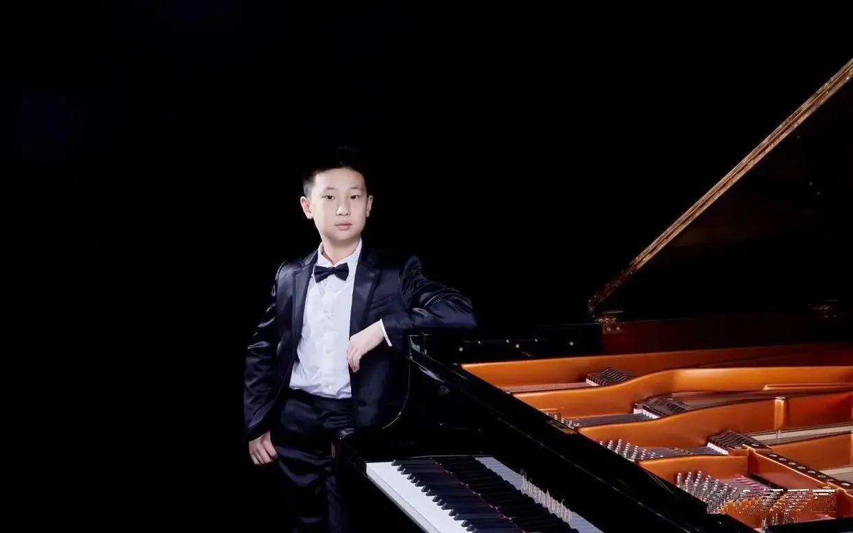 林永健儿子林大俊真是了不得，他的钢琴演奏水平已过英皇八级。
现在的他俨然是一副绅
