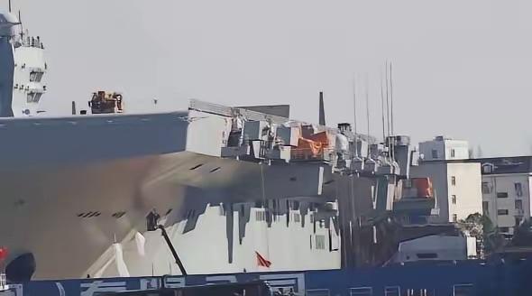 076型四川舰已经开始刷号，进度比预想的要快。

太提气了！076型四川舰开始刷