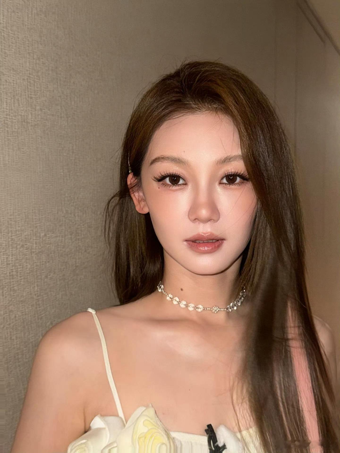 差点没认出苗苗 大美女淡妆浓抹总相宜，郑恺你小子有福气[笑而不语] ​​​