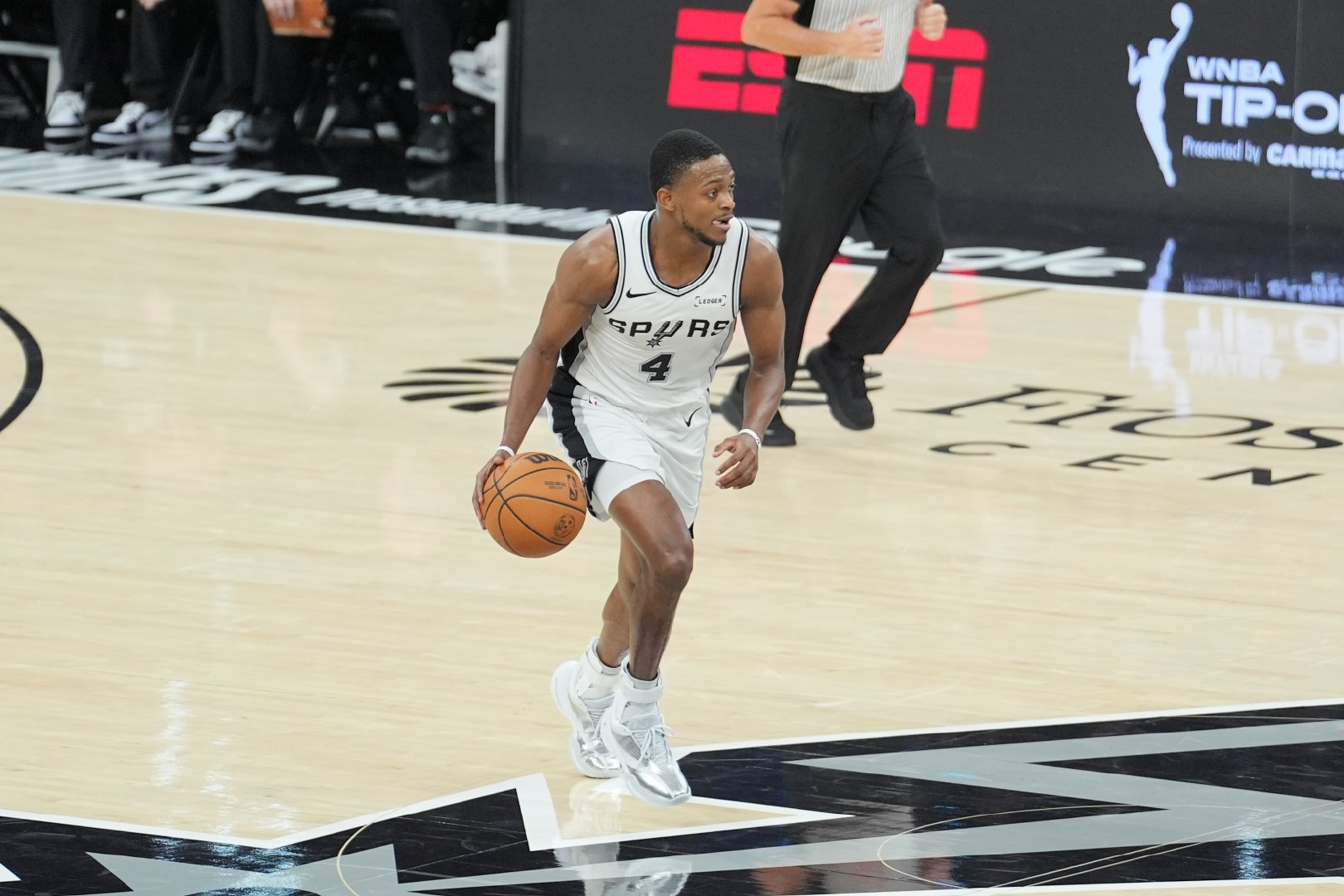 #福克斯缺席西决G1#NBA季后赛，马刺将对阵雷霆。名记Shams报道：达龙-福