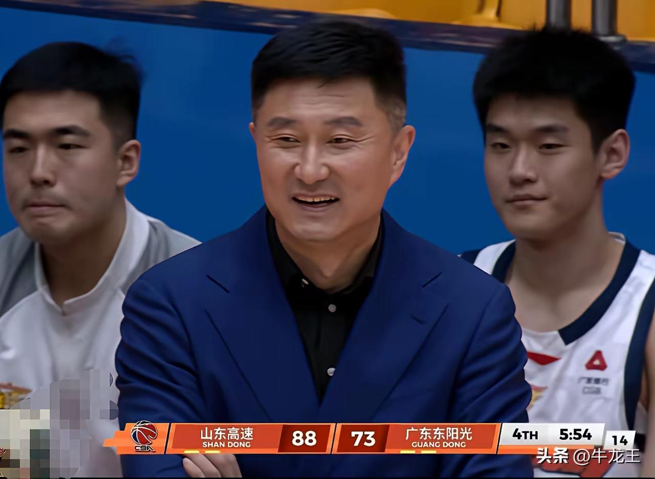 看到这三图你是什么感觉？
我看到图一是很不爽，一个主教练被自家球迷逼成这样子，明