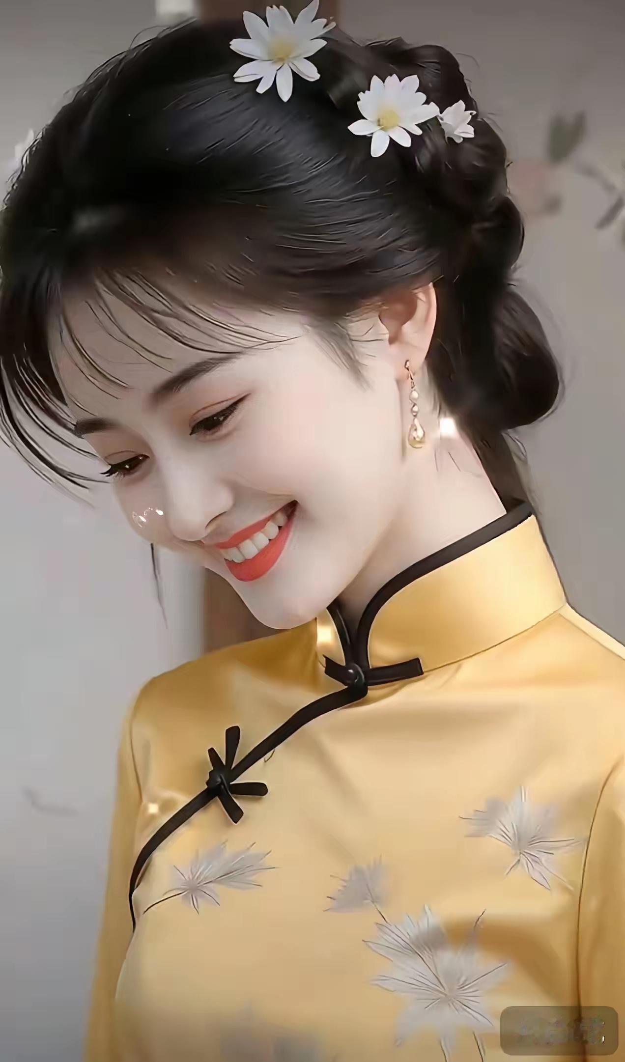 看到这位穿着旗袍、笑容甜美的美女，让我想起了杨紫的白色旗袍写真。她盘起头发，身着