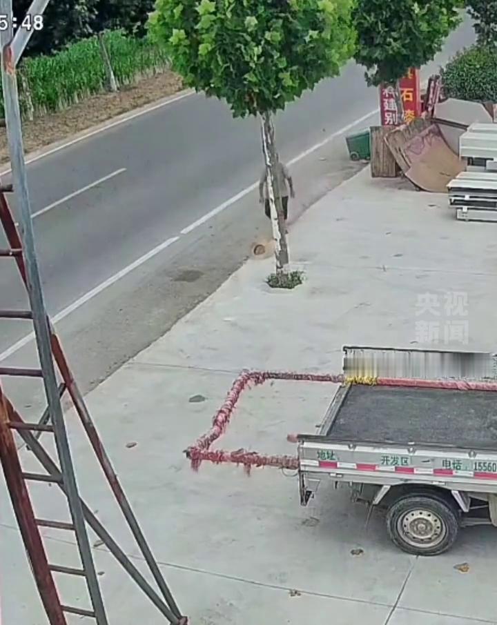7月17日河南商丘，老人停车捡瓶子，帽子被吹走，转身瞬间三轮车被撞飞。
切勿路边