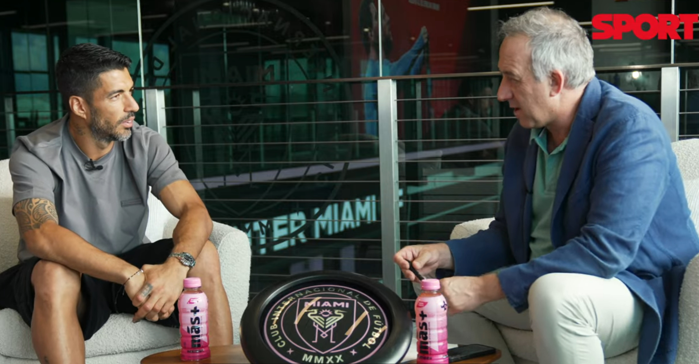 📰苏亚雷斯接受《每日体育报》专访，梅西相关的问题节选📰阿尔伯特·马斯诺：你与