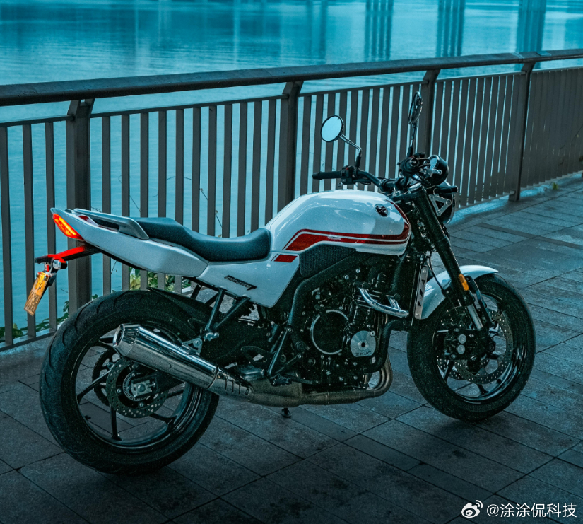 理想汽车高管谈张雪机车 我的观点是，比起冰箱、彩电、大沙发这些舒适化配置，一个车