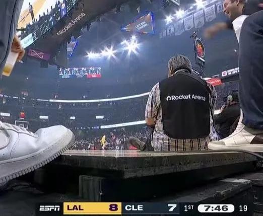 活久见！
这地板落差也太大了。
湖人客场挑战骑士，东契奇投完篮，下落后，意外扭伤