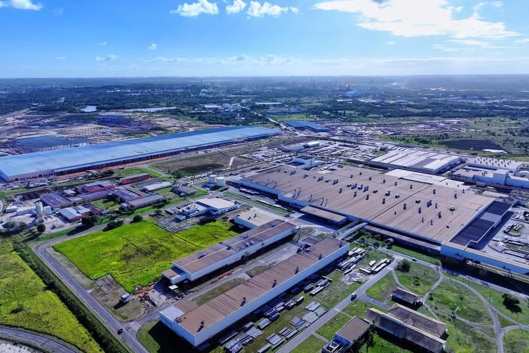 比亚迪在巴西的工厂造出第一台车了！
7月1号，小车“海鸥”在巴伊亚州下线。
厂子