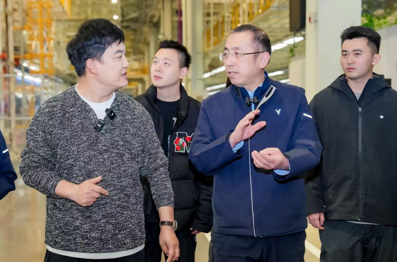 26天达成5000辆！岚图泰山交付仪式在云峰工厂举行

12月29日，岚图泰山第