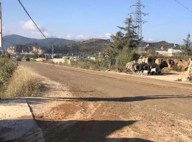 大理网民反映关于慢谷至关宾路一段道路泥泞、尘土飞扬问题，要求处理道路优化的建议
