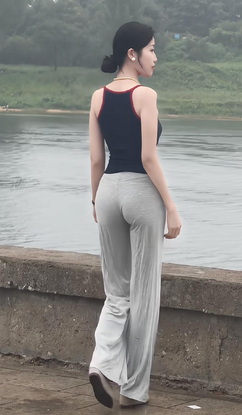 江面风不小。