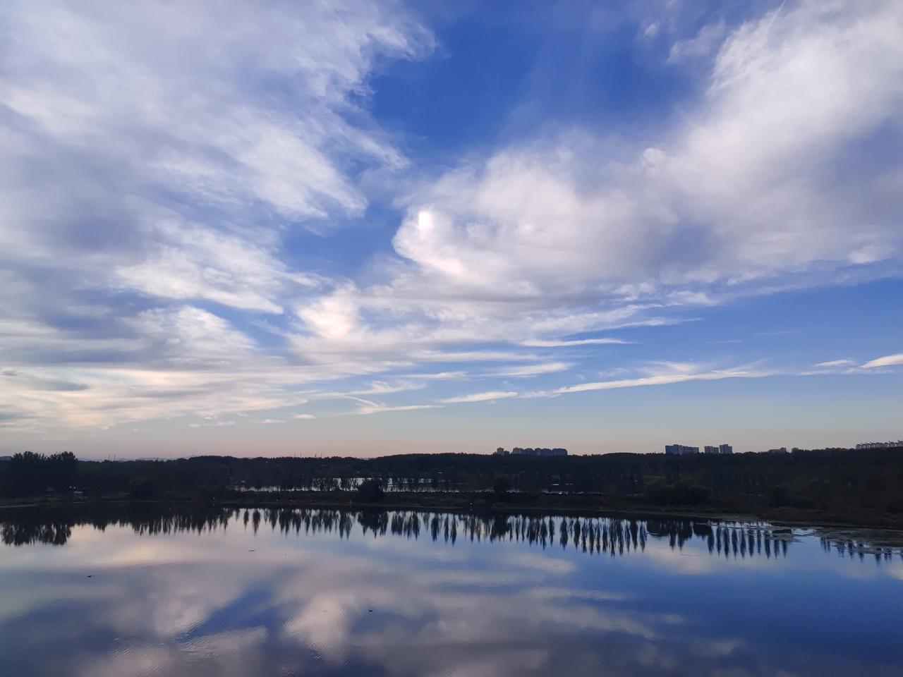 蓝天白云，秋高气爽，随手一拍便是风景