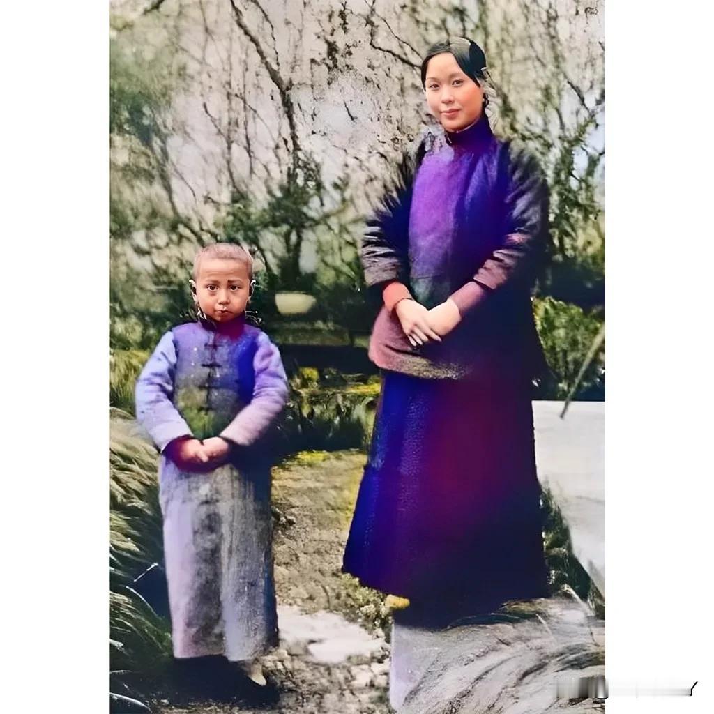 这才是母子俩的真实貌相，并非演员饰演的角色！这张珍贵的老照片拍摄于1915年的杭