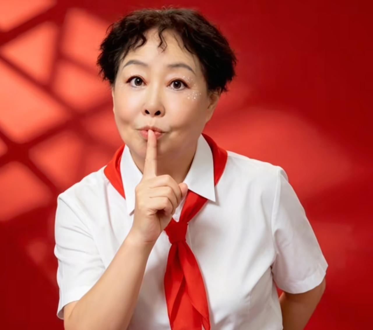 金粉嘉年华活动开始在即，一位曹云金的忠实粉丝被主办人马贵荣拒之门外。
 
这位粉