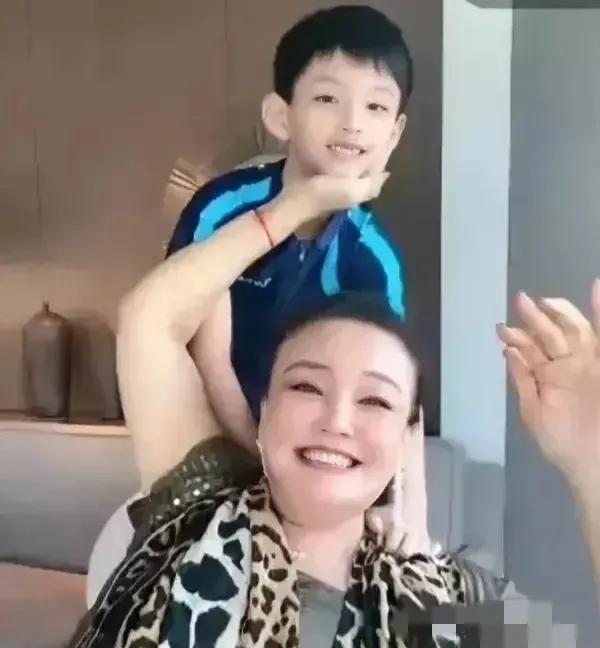 汪小菲的心里，其实爱大S多过张兰。

王小菲在直播间和粉丝说：“我和孩子相处得特