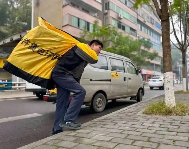 国考放宽年龄门槛，快递巨头为百万小哥升级保障，发现没，时代真的在向前！
不知大家