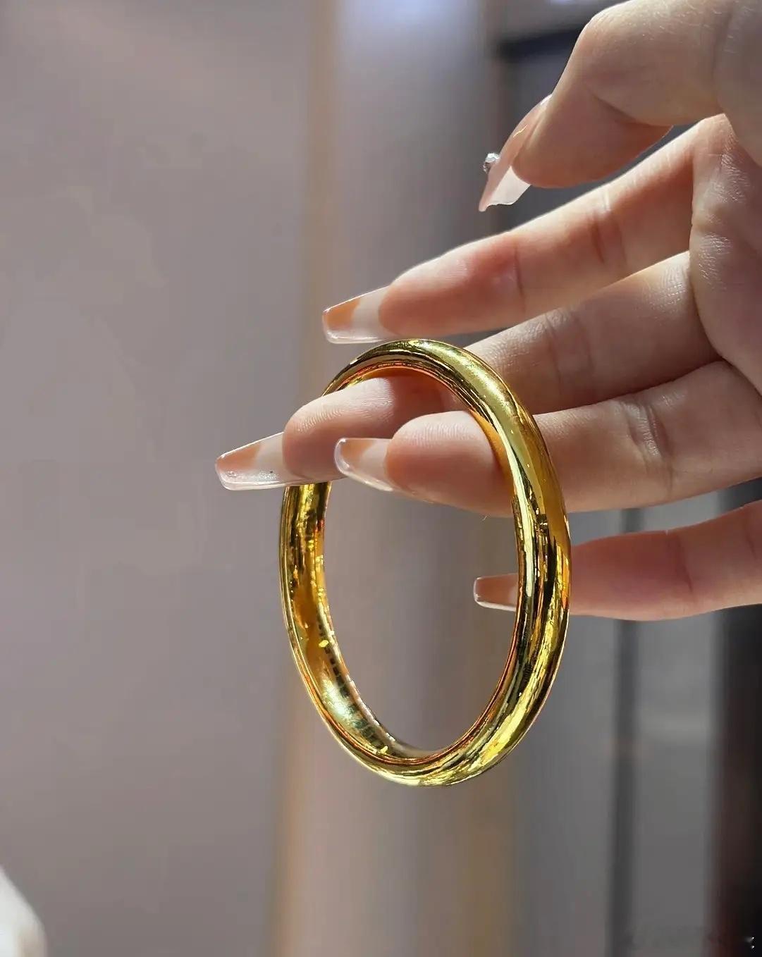 11月21日，金价算是彻底乱套了！今天一只99克的金镯子，轻轻松松就要12万，但