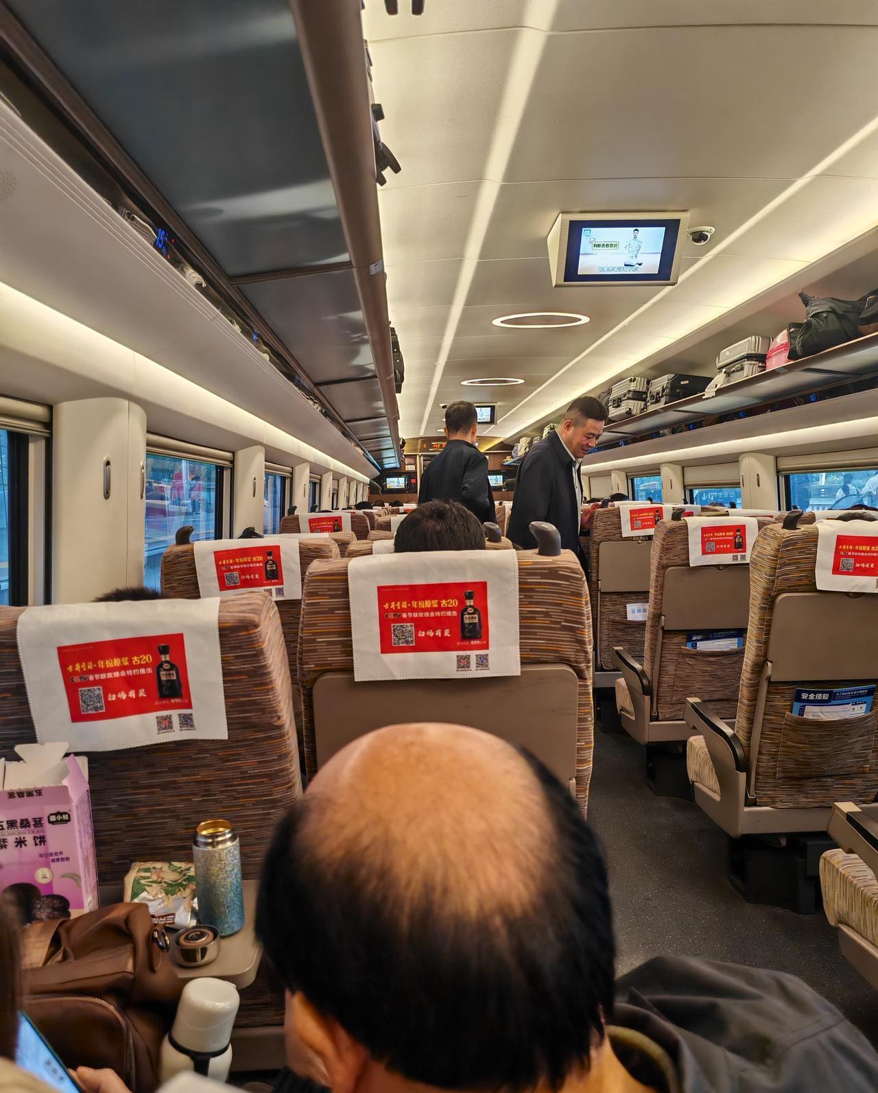 高铁上人不多，一路向北气温越来越低，穿短袖有种凛冬将至的感觉！