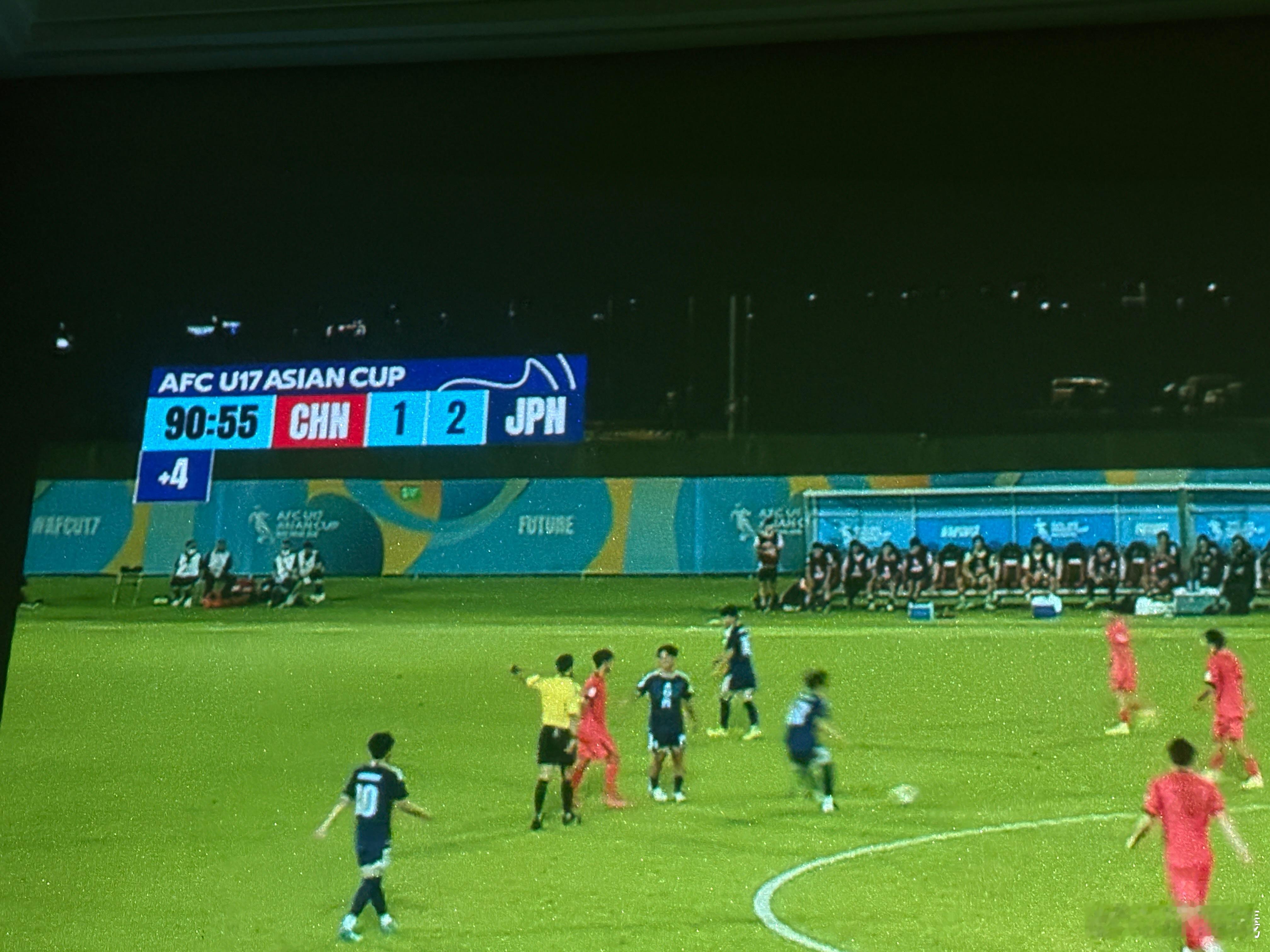 U17国少迷之操作1.集训了三年就练了一个开大脚右边突的战术2.提前换下本场踢的