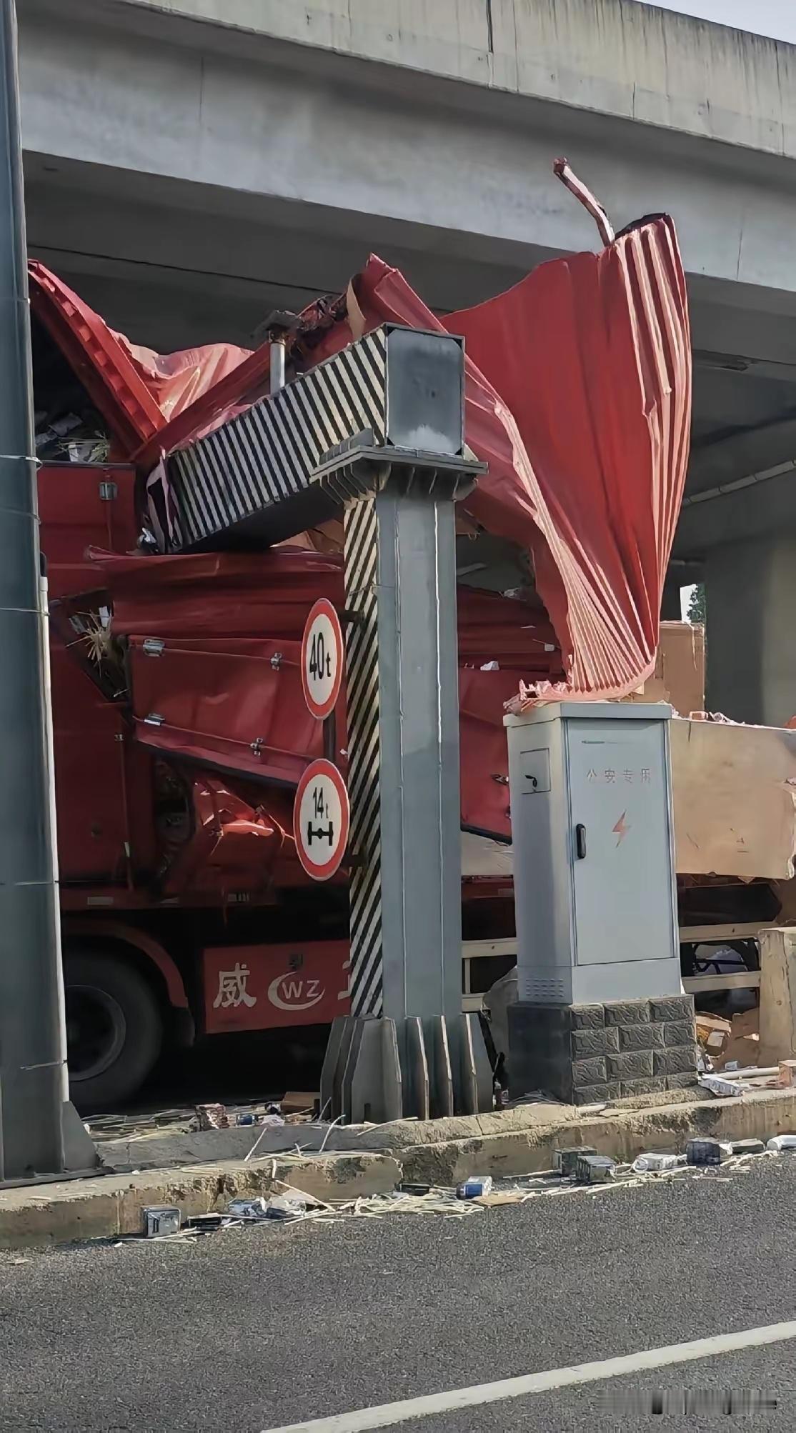 头一次见这么高烈度的超仿撞的限高杆这根杆是哪儿个公司建的，有没有军工背景吗？这种