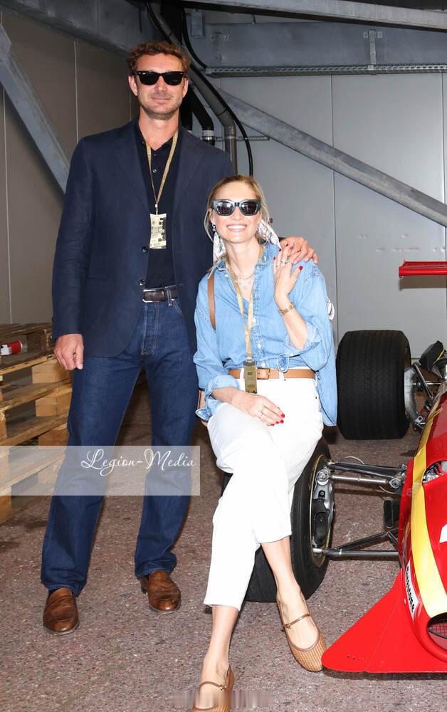 4.25 摩纳哥卡洛琳公主的次子皮埃尔和次媳碧翠丝观看赛车，碧翠丝这头巾绑头发真