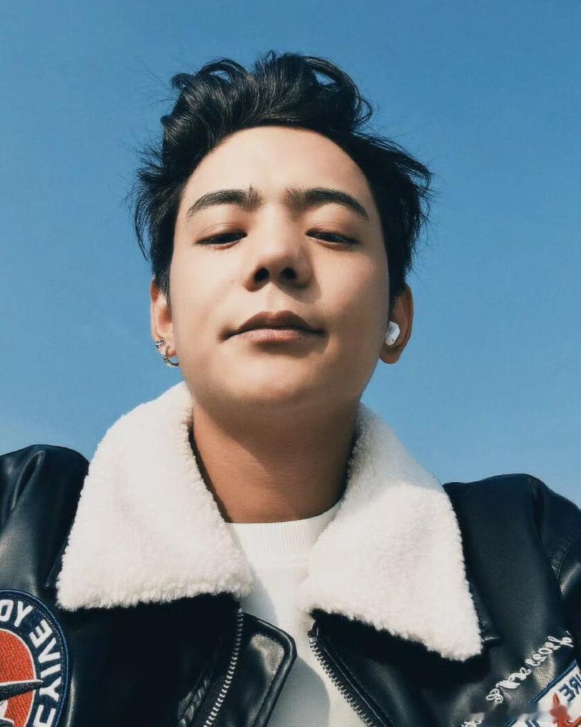 脱了藏服的丁真，差点认不出来是他了，果然岁月是把杀猪刀啊[允悲] ​​​