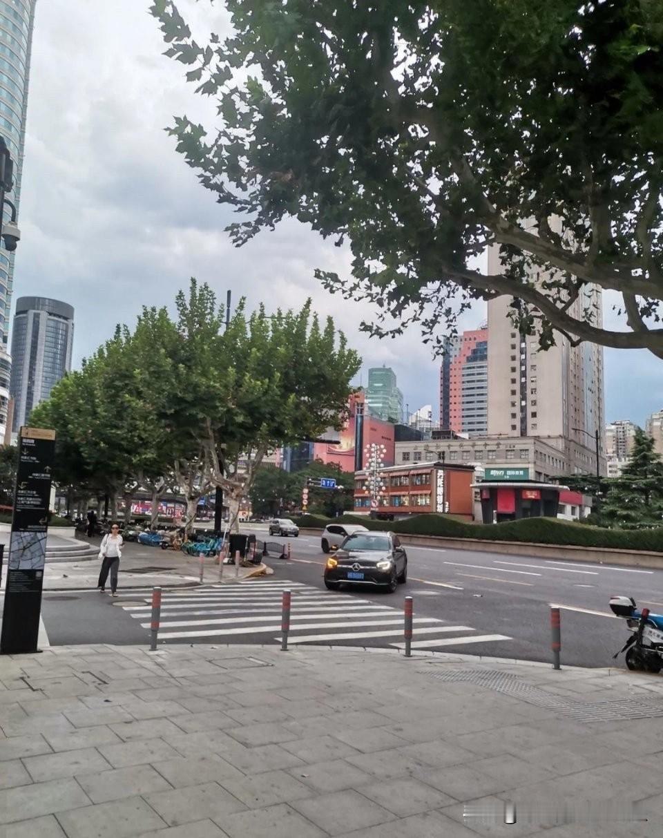 上海有个人2023年花600万买了套两室两厅，结果房价一直跌，2024年没扛住，